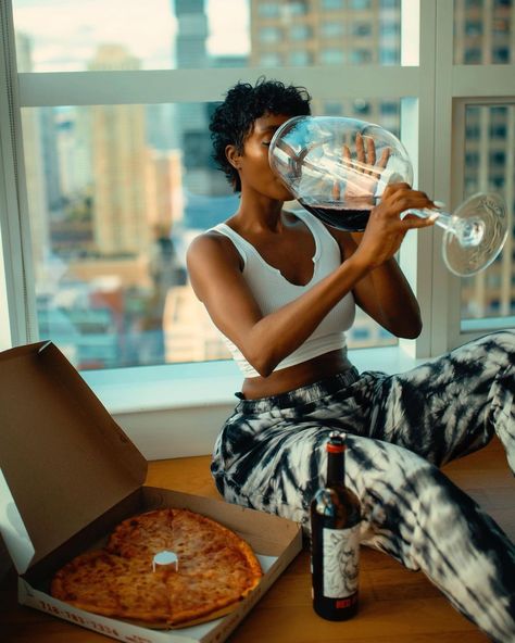 Glass Of Wine Aesthetic, Big Wine Glass, Wine Aesthetic, Bad And Boujee, Alcohol Aesthetic, Glass Of Wine, Black Love, Ig Story, Wine Glass