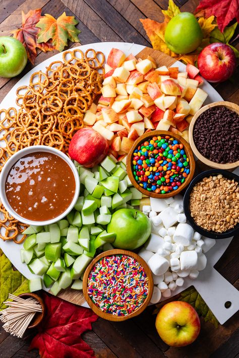 Carmel Apple Charcuterie, Caramel Apple Charcuterie, Caramel Apple Charcuterie Board, Caramel Apple Board, Apple Charcuterie Board, Apple Board, Caramel Apple Bites, Apple Bites, Caramel Apple Bars