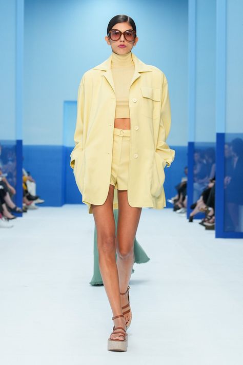 Max Mara Spring 2023, Fashion Week Ss23, Spring Summer 2023 Fashion, Spring 2023 Ready To Wear, 2023 Ready To Wear, Milano Fashion Week, Fashion Weeks, Spring 2023, Yellow Fashion