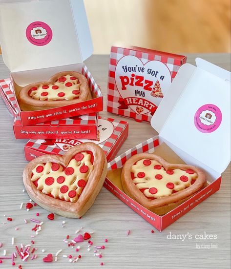 Postres Para San Valentin Ideas, Valentines Pizza, 귀여운 음식 그림, Sugar Cookie Designs, Tanah Liat, Fancy Cookies, Valentine Cookies, Clay Food, Pizza Party