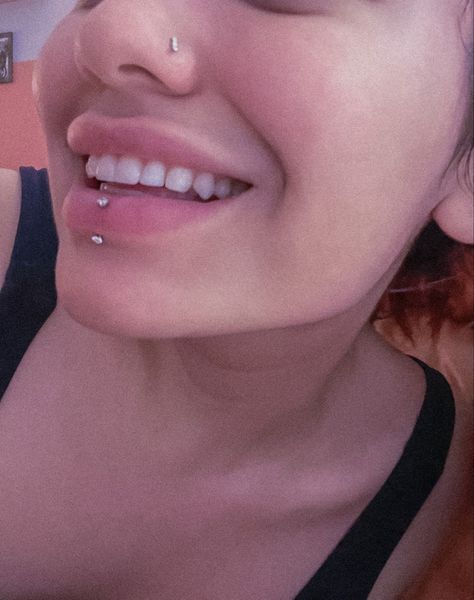 Middle Bottom Lip Piercing, Labret Piercing Small Lips, Piercing Ideas Face Lip, Small Lip Piercing, Lip Piercing Diamond, Vertical Labret Small Lips, Lip Piercing Small Lips, Facial Percinings, Lip Percing