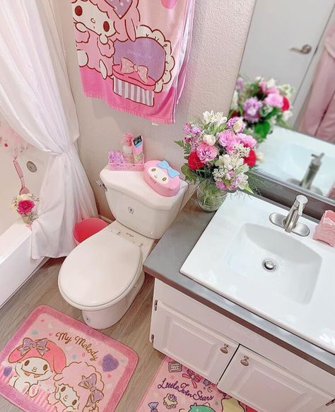 20+ Cute Bathroom Sets - Discover the latest trends in Cute Bathroom Sets. Learn how these charming sets can transform your bathroom into a stylish haven. Soft Apartment, Sanrio Bathroom, Anime Bathroom, Kawaii Bathroom, Kawaii House, Bathroom Decor Inspiration, Bathroom Cute, Bath Goals, Hello Kitty Bathroom