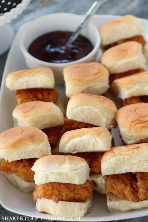 Girls Weekend Food Ideas, Girls Weekend Food, Girls Night Appetizers, Girls Night Snacks, Girls Night In Food, Girls Night Dinner, Game Night Snacks, Game Night Food, Bbq Chicken Sliders