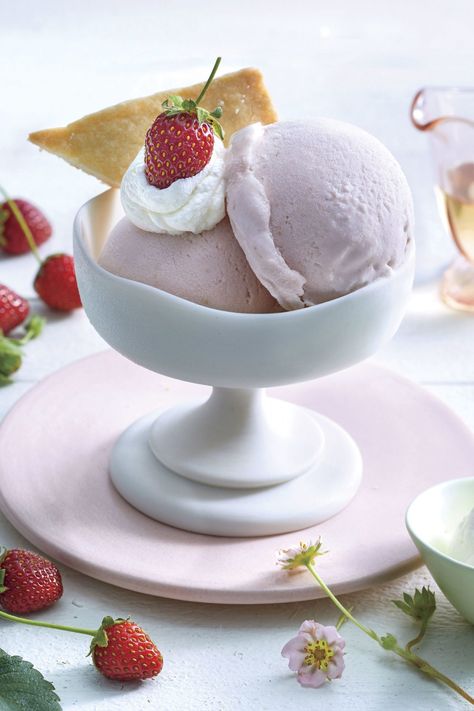 Homemade Strawberry Gelato Strawberry Gelato, Easy Ice Cream Recipe Homemade, Easy Homemade Ice Cream, Electric Ice Cream Maker, Almond Shortbread, Chocolate Brownie Cake, Gelato Recipe, Fruit Ice Cream, Berry Dessert