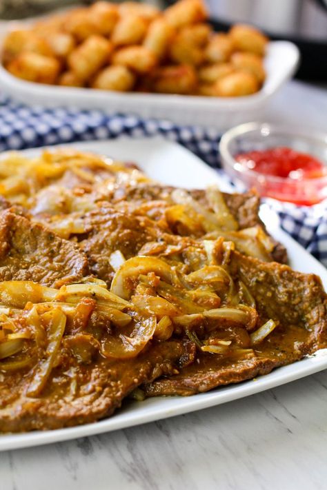 Steak And Onions Recipe, Bistec Recipe, Bistec Encebollado, Mom Meals, Traditional Spanish Recipes, Steak And Onions, Boricua Recipes, Spain Food, Spanish Dishes