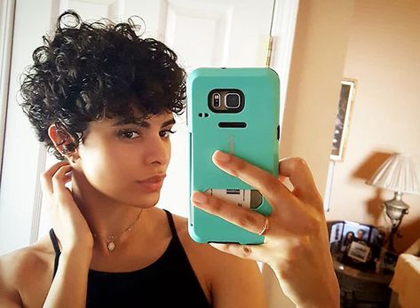 Short Natural Curly Hair, Curly Pixie Hairstyles, Phone Selfie, Curly Pixie Haircuts, Cut Life, Curly Pixie, Short Curly Haircuts, Pixie Hair, Penteado Cabelo Curto