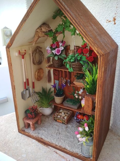 Art Knitting, Room Box Miniatures, Bookshelf Art, House Crafts, Mini Doll House, Doll House Crafts, Dollhouse Miniatures Diy, Cardboard House, Miniature Rooms