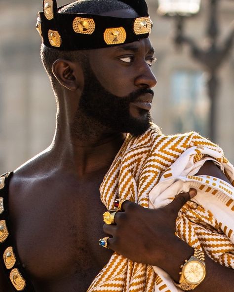 African King 🤴🏾 Part 2- • • • #Détails#gold#kente#africancloth#traditional#Culture#Ashanti#DarkSkinMen... Photo crédi African King, Black Royalty, African Royalty, Happy Black, African People, African Men Fashion, African Men, Black Man, African Culture