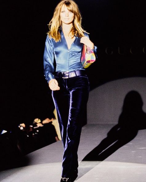 Kate Moss Runway, 1990s Outfits, 40s Mode, Tom Ford Gucci, Gucci Runway, Style Année 90, Mode Rihanna, 90s Supermodels, 90s Models