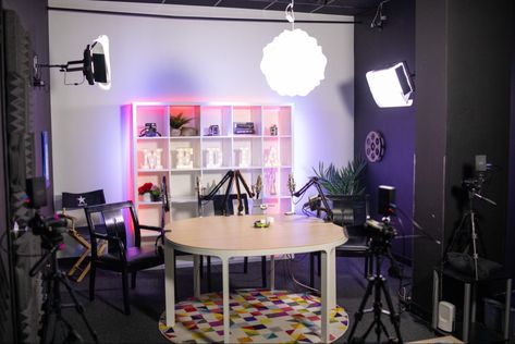 Podcast Room, Studio Room Design, Home Recording Studio Setup, Recording Studio Setup, Tv Set Design, Podcast Studio, Home Studio Setup, Home Recording Studio, Salon Suites