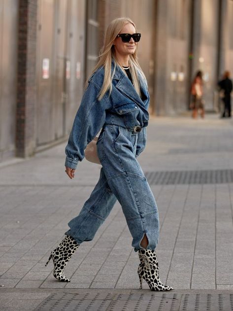 Canadian Tuxedo Women Double Denim, Canadian Tuxedo Women, Spring Jeans Outfit, Double Denim Looks, Spring Jeans, Denim Jumpsuits, Denim Street Style, Looks Jeans, Canadian Tuxedo