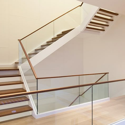 Staircase Panels, Stairs With Glass Panels, Frameless Glass Railing, Balustrade Ideas, Light Staircase, Glass Staircase Railing, Wooden Handrail, Deck Stair Railing, Basement Staircase