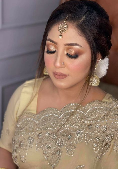 Indian Eye Makeup, Bridal Makeup Videos, Makup Looks, Beautiful Bridal Makeup, Hand Makeup, Bridal Photo, Front Hair, Front Hair Styles, Makeup Eye Looks