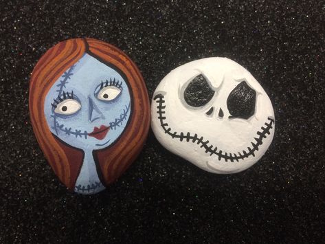 Jack And Sally Rock Painting, Jack The Skeleton Painting Easy, Sally Rock Painting, Jack Skellington Rock Painting, Jack And Sally Painted Rocks, Spooky Painted Rocks, Nightmare Before Christmas Rock Painting, Halloween Rock Painting Ideas Easy, Halloween Rocks Painted Ideas