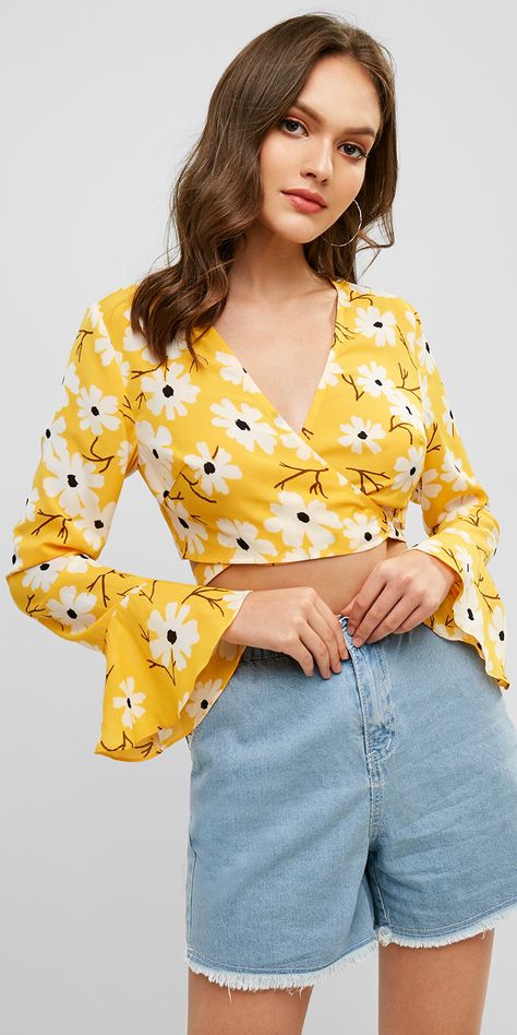 Blouse Crop Top, Blouse Crop, Crop Top Designs, Blouse Models, Cute Blouses, Floral Decoration, Daily Style, Crop Top Blouse, Wrap Blouse