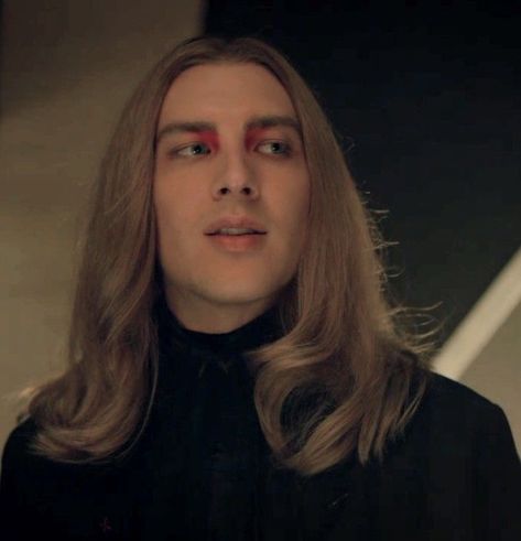 i Love michael langdon ❤️ Edward Mordrake, American Horror Story Apocalypse, Fern Michaels, Michael Langdon, Tv Icon, Boys Long Hairstyles, Katherine Mcnamara, Hot Actors, Horror Story