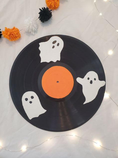 Hand-painted vinyl record with ghost design for the spooky season! Painting Vinyl Records Ideas, Halloween Record Painting, Vynal Record Art, Painting On Records Vinyls, Vinyl Painting Ideas, Records Painted, Painted Records Vinyl, Vinal Ideas, Painting Records