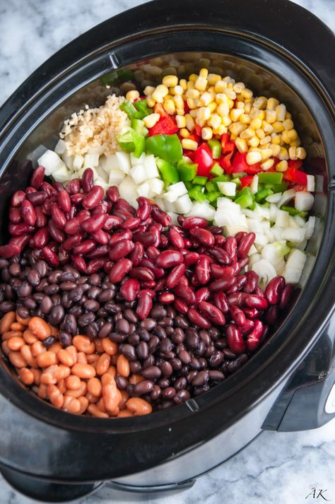 Slow Cooker Three Bean Chili Three Bean Chili, Bean Chili Recipe, Vegan Slow Cooker, Decorações Com Comidas, Bean Chili, Vegan Chili, Crockpot Chili, Slow Cook, Crock Pot Recipes