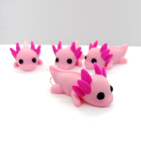 Cute pink baby axolotl charms or pendants for jewelry making. Cute Easy Polymer Clay Ideas, Axolotl 3d Print, Small Animal Sculptures, Clay Cute Animals, Axolotl Craft, Cute Clay Stuff, Polymer Clay Axolotl, Mini Clay Art Easy, Axolotl Clay