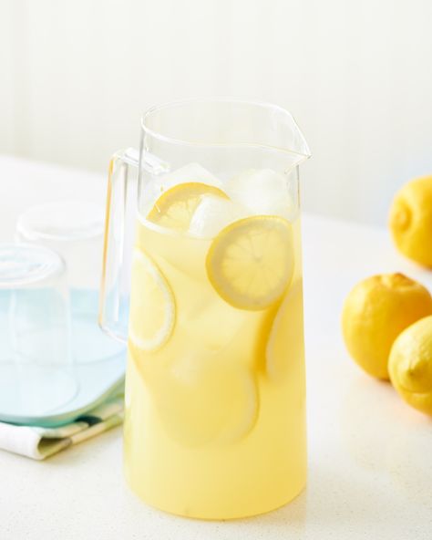 Learn how to juice a dozen lemons at once for lemonade all summer long. Lemonade With Lemon Juice, Homemade Lemonade Recipe, How To Make Lemonade, Frozen Strawberry Lemonade, Green Drink Recipes, Apricot Smoothie, Homemade Lemonade Recipes, Summer Smoothies, Lemonade Recipe