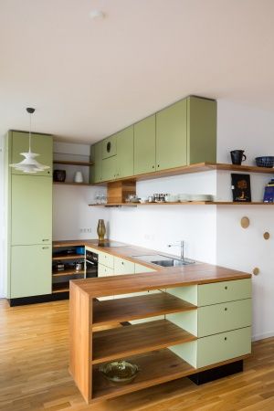 Built In Kitchen Shelving, Funky Modern Kitchen, Minimalist Living Room Pop Of Color, Modern Retro Kitchen, Green Cabinets, Dream House Decor, Dream Home Design, Home Fashion, 인테리어 디자인