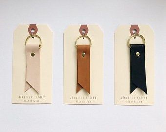 Diy Leather Key Fob, Scrap Leather Projects, Mini Albümler, Key Chain Leather, Leather Tags, Ring Leather, Diy Leather Projects, Leather Anniversary Gift, Leather Anniversary