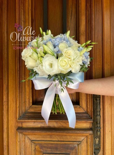 Bouquet de flores naturales en tonos azul pastel con blanco.

Ramo de novia de flores naturales acompañado del ramo de la virgen, el ramo de lanzar y el botonier del novio todo creando la misma historia floral.

Pregunta por el y recuerda que realizamos envíos a toda la Republica Mexicana.

Ale Olivares 
22 81 88 66 10 Quince Decor, Virgin Of Guadalupe, Small Business Ideas, Floral Wreath, Pastel, Table Decorations, Floral