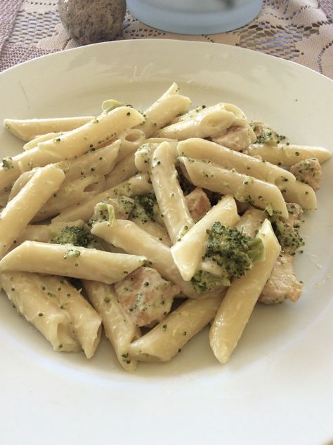 Penne Alfredo, Penne Recipes, Pasta Penne, Food Making, Chicken And Broccoli, Alfredo Recipe, Alfredo Pasta, Asiago, Penne Pasta