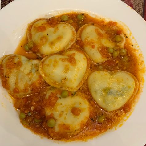 Heart Shaped Food Dinner, Heart Shaped Ravioli, Manti Recipe, Heart Pasta, Shaped Food, Ravioli Pasta, Heart Shaped Food, Fun Foods, Food Dinner