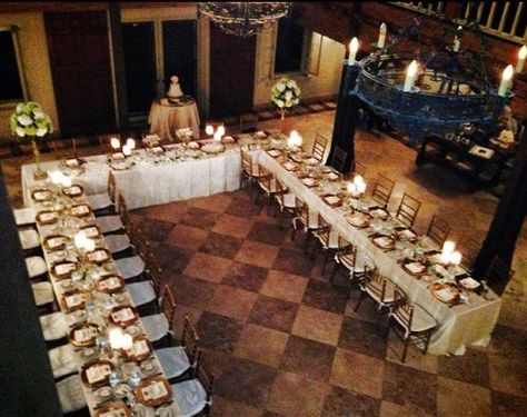 U-shaped #bridal head table. Perfect idea!!! Sit your maid/matron of honor and your best man on either side of you and the remainder of the party down the sides. #headtable U Shape Head Table Wedding, 50 People Table Set Up, U Shaped Wedding Reception, Bridal Head Table, Long Wedding Tables, Reception Table Layout, Wedding Reception Tables Layout, Rehearsal Dinner Themes, Family Style Weddings