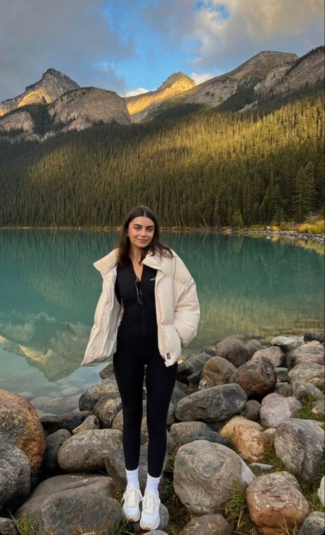 Alaska Outfits, Wander Outfit, Trekking Outfit, Cute Hiking Outfit, Hiking Fits, Mountain Outfit, Hiking Outfit Women, Travel Pictures Poses, Winter Fashion Outfits Casual