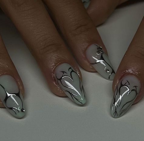 Metallic Heart Nails, Nails With Metallic Design, Metal Head Nails, Y2k Nails Heart, Y2k Nails Silver, Matalic Nails Acrylic, Heart Chrome Nails, Silver Heart Nails, Black Metallic Nails