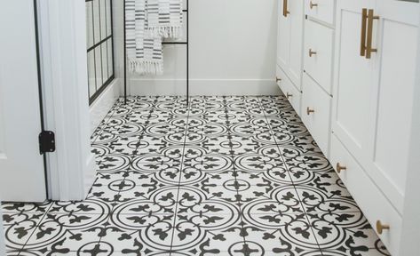 Black and white floor tile in a floral pattern. Black And White Tile, Bad Accessoires, White Bathroom Tiles, Merola Tile, Black And White Tiles, Room Tiles, Porcelain Floor, Tile Flooring, Bathroom Floor Tiles