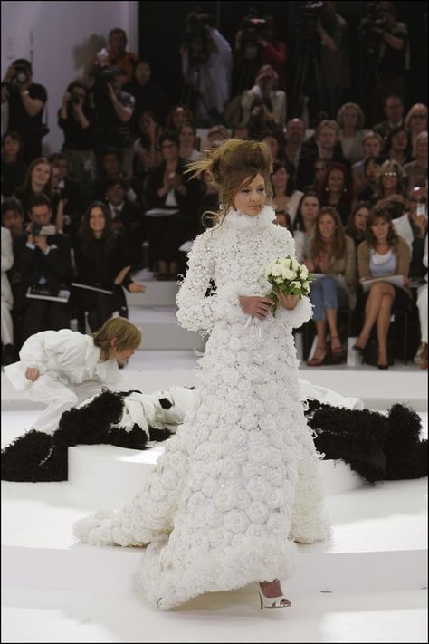 Les plus belles robes de mariee Chanel haute couture 16 Chanel Dress Gowns, Haute Couture Wedding Gowns, Chanel Haute Couture Dress, Chanel Wedding Dress, Camille Hurel, Chanel Wedding, Haute Couture Wedding, Haute Couture Wedding Dress, Couture Wedding Dresses