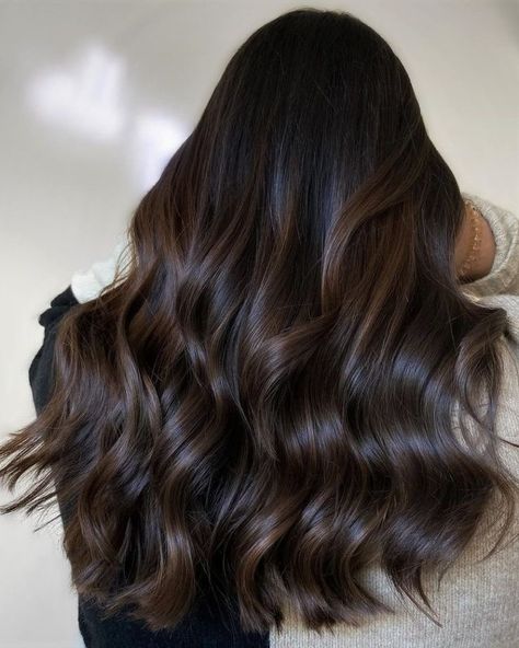 チョコレートブラウン ヘアカラー, Brown Hair With Lowlights, Dark Chocolate Hair, Dark Chocolate Brown Hair, Black Hair Balayage, Dark Brunette Hair, Hair Color Chocolate, Chocolate Brown Hair Color, Brown Hair Inspo