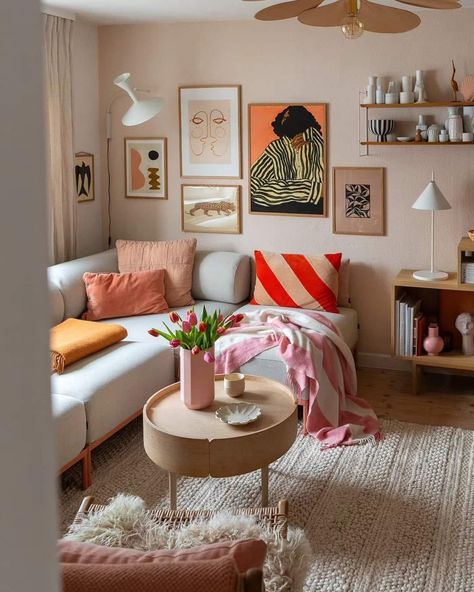 Light Color Couch Living Room, White Couch White Rug, First Living Room Ideas, Colourful Minimalist Living Room, Retro Chic Interior Design, Pastel Living Room Aesthetic, Sophisticated Apartment Decor, Cosy Craft Room, Quirky Home Decor Living Room