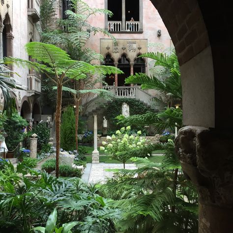 James Sansum on Instagram: “Hats off to Isabella Stewart Gardner When money, taste, access and determination combine to create something remarkable ...” Boston Pictures, Isabella Stewart Gardner Museum, Isabella Stewart Gardner, Gardner Museum, Boston Art, Boston Museums, Phone Photo Editing, Spring City, Inner Courtyard