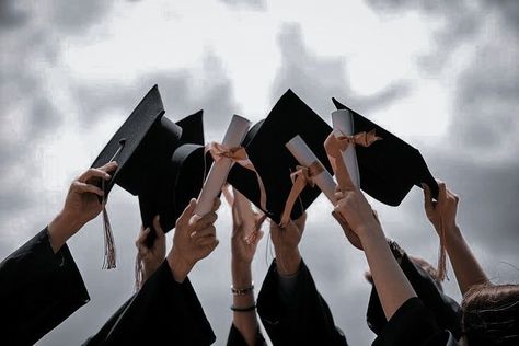 Graduation Day Photo Ideas, Toga Wisuda Aesthetic, Aesthetic Graduation Pictures With Friends, Preconvo Photoshoot, Graduacion Aesthetic, Graduation Aesthetic Pictures, Wisuda Aesthetic, Student Life Aesthetic, Graduation Cap Design Ideas