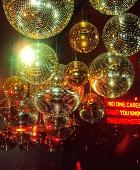 90s Ballroom, Latin Party Aesthetic, R&b Vibes Aesthetic, Disco Aesthetic 70s, 70s Club, Italian Disco, Techno Vibes, New York Ball, Mexican Coke