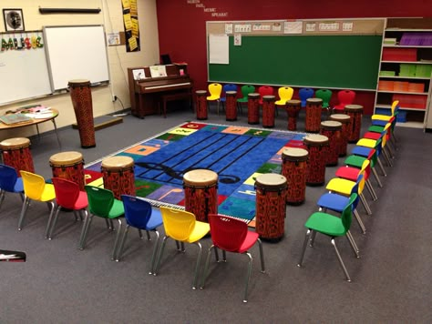 My colorful music room! Primary School Music Room Design, School Music Room, Elementary Music Classroom Decor, Kids Music Room, Middle School Music Classroom, Music Room Organization, Elementary Music Room, Choir Room, Music Clock