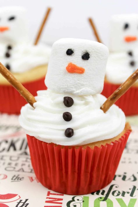 Melting Snowman Cupcakes Christmas Cooking Dessert, Snow Man Cupcake, Fun Christmas Cake Decorating Ideas, Melted Snowman Cupcakes, Xmas Cupcakes Decoration, Christmas Muffins Decoration, Snowman Cupcakes Ideas, Christmas Bakery Ideas, Christmas Cupcakes For Kids