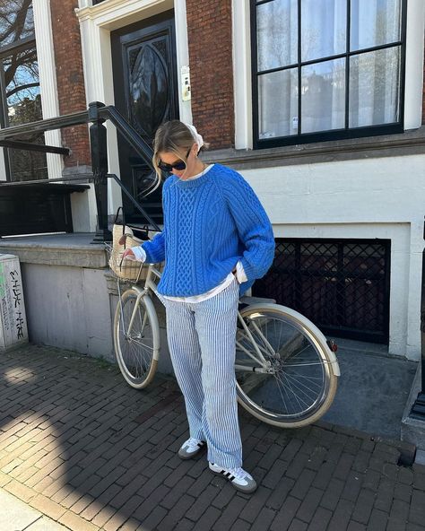 Classic Athleisure, Tshirt Sweater Outfit, Stripe Pants Outfit, Casual Dinner Outfits, Casual Dinner Outfit Summer, Scandinavian Outfit, Dinner Outfit Fall, Chica Chola, Dinner Outfit Casual