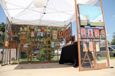 art or craft booth using screen doors and wire mesh Art Festival Booth, Market Tent, Art Fair Display, Art Fair Booth, Become A Doctor, Craft Fair Booth Display, Craft Show Booths, Vendor Displays, Art In The Park