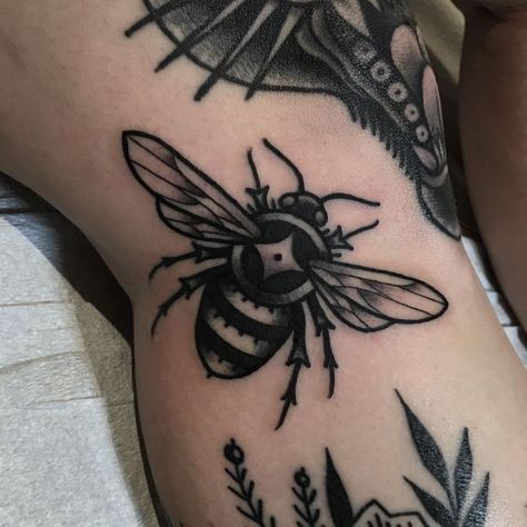 Le Tattoo, Tattoo Filler, Bug Tattoo, Insect Tattoo, Traditional Tattoo Sleeve, 4 Tattoo, Old School Tattoo Designs, Knee Tattoo, Bee Tattoo