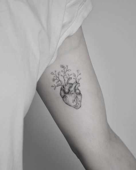 Heart And Flowers Tattoo, Herz Tattoo Klein, Heart Flower Tattoo, Anatomical Tattoos, Heart With Flowers, Brain Tattoo, Heart And Flowers, Anatomical Heart Tattoo, Medical Tattoo