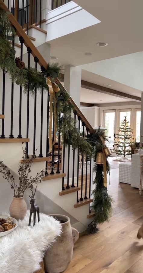 Holiday Banister Ideas, Stairwell Garland Christmas, Christmas Stair Garlands, Christmas Staircase Ideas, Loft Christmas Decor, Christmas Decor Staircase, Farmhouse Stairs Ideas, Staircase Garland Christmas, Staircase Christmas Decor Railings