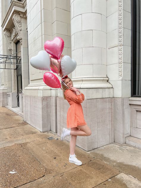 How To Pose With Balloons, Ballon Poses, Birthday Pose With Balloons, Birthday Photoshoot Poses Outdoor, Balloon Birthday Pictures, Heart Balloons Photoshoot, Posing With Balloons, Birthday Poses With Balloons, Poses With Balloons Birthday Photos