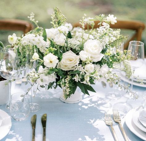 Wedding Inspiration Blue, Wedding Ideas Garden, Classic Wedding Ideas, Wedding Centerpieces Mason Jars, Simple Wedding Bouquets, Neutral Wedding Flowers, White Centerpiece, Classic Wedding Decorations, Wedding Floral Centerpieces