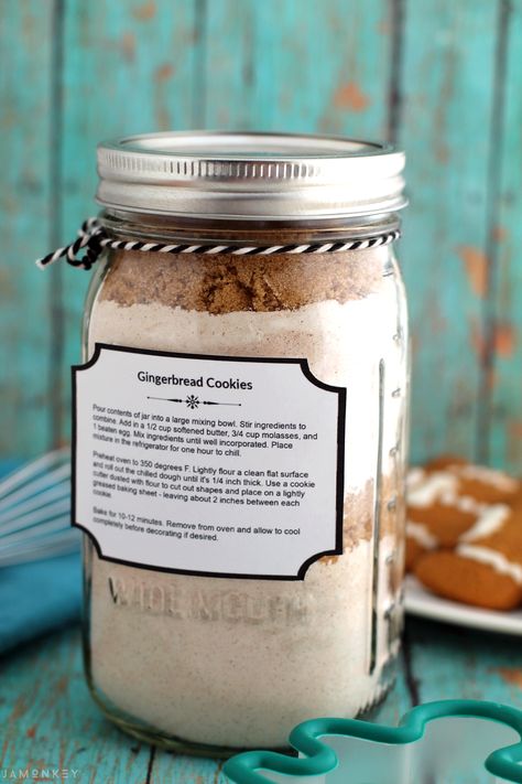 Gingerbread Cookie Mix Jar with printable tags Gingerbread Cookies In A Jar, Cookies In A Jar Gift, Cookies In A Jar Recipe, Mason Jar Cookie Recipes, Mason Jar Gifts Recipes, Cookie Mix Jar, Gingerbread Cookie Mix, Cookie Jar Gifts, Cookies In A Jar