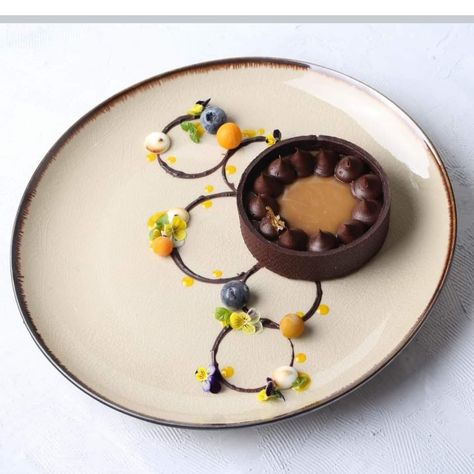 Chocolate Tart Plating, Modern Dessert Plating, Plating Pie, Tart Plating Ideas, Cupcake Plating, Tart Presentation, Beautiful Desserts Presentation, Cake Plating Ideas, Tart Plating